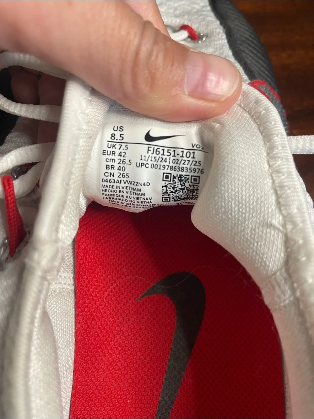 Nike Men’s White, Black & Red Lightweight Training Sneakers
